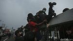 Pecah! Mahasiswa dan Polisi Bentrok di Depan Gedung DPR