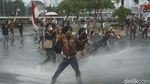 Pecah! Mahasiswa dan Polisi Bentrok di Depan Gedung DPR
