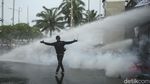 Pecah! Mahasiswa dan Polisi Bentrok di Depan Gedung DPR