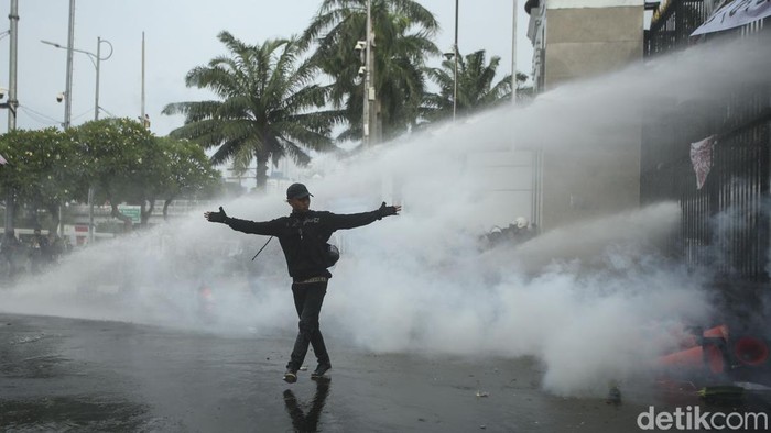 Bentrokan terjadi antara polisi dan mahasiswa yang berdemo di depan gedung DPR, Jakarta. Polisi sempat menembakan gas air mata.