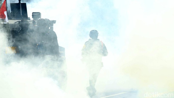 Bentrokan terjadi antara polisi dan mahasiswa yang berdemo di depan gedung DPR, Jakarta, Senin (11/4/2022) Polisi sempat menembakan gas air mata.