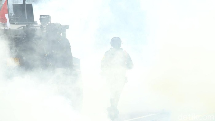 Pecah! Mahasiswa dan Polisi Bentrok di Depan Gedung DPR Bentrokan terjadi antara polisi dan mahasiswa yang berdemo di depan gedung DPR, Jakarta. Polisi sempat menembakan gas air mata.