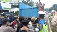 Polisi Tangerang Cegat Pelajar Naik Truk Yang Hendak Ikut Demo 11 April