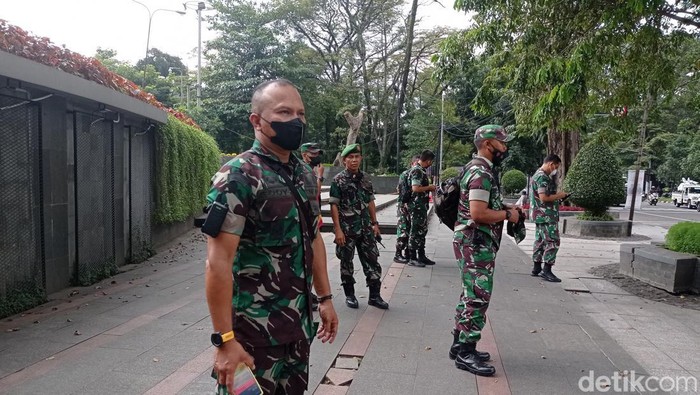 Penampakan armada dan petugas pengawal demo mahasiswa 11 April di Gedung Sate, Kota Bandung