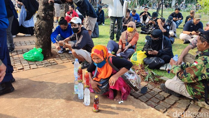 Penjual minuman di demo Patung Kuda