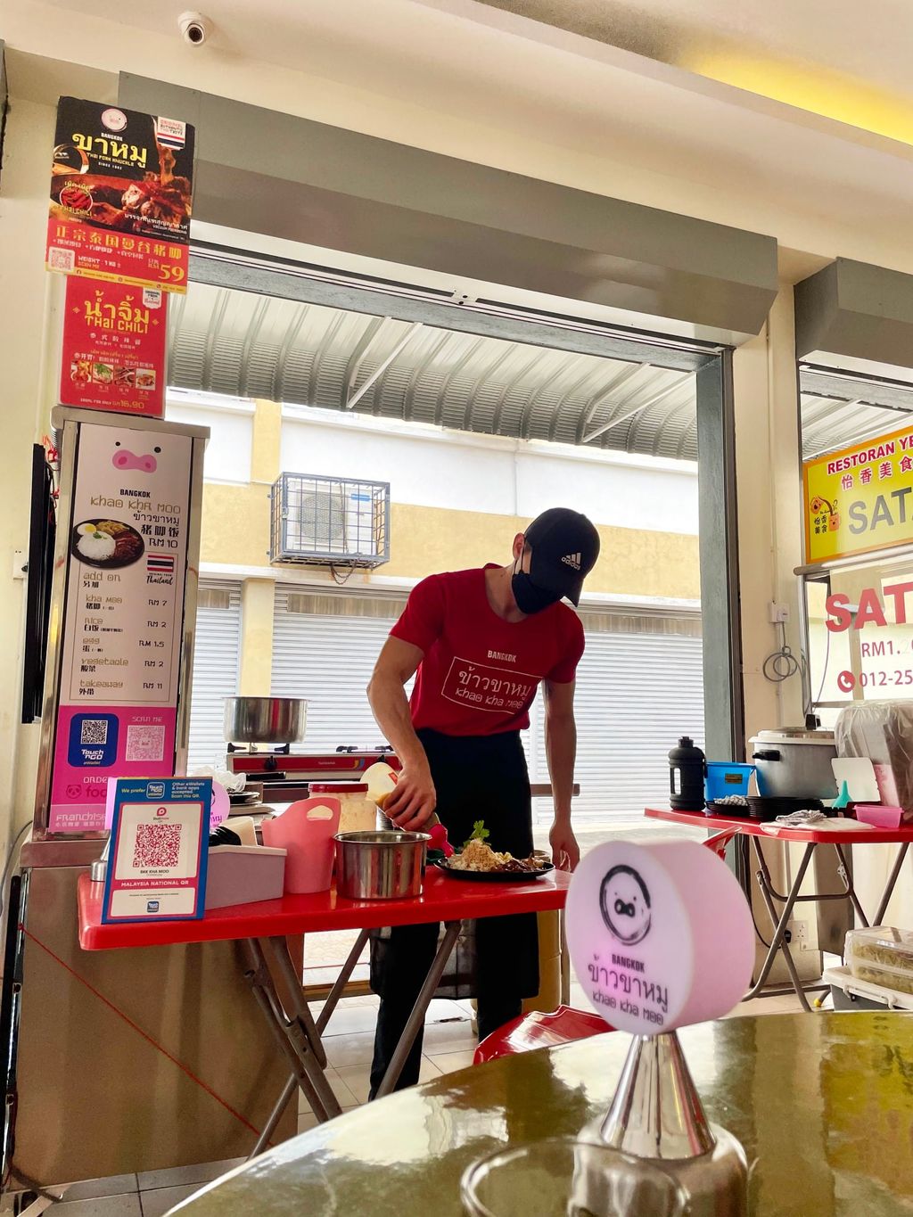 Penjual nasi babi ganteng