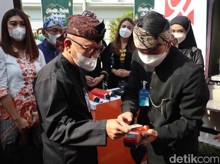 Penukaran uang dengan menggunakan mesin EDC.