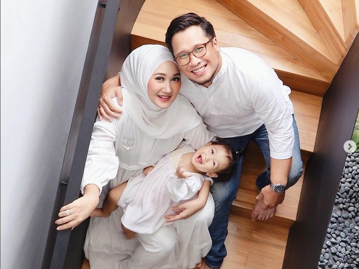 perancang busana Dian Pelangi bersama buah hatinya.