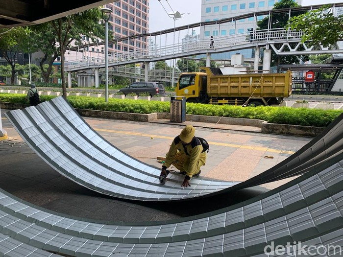 Perbaikan JPO Dukuh Atas, Jakarta, 11 April 2022, pukul 12.00 WIB. (Mulia Budi/detikcom)