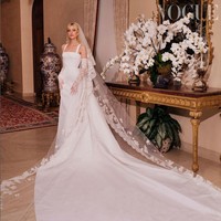 Nicola Peltz tampil cantik dan megah dalam balutan busana pengantin keluaran Maison Valentino. Gaun dengan train panjang itu tampak lebih dramatis dengan veil berhias bordir yang menyapu lantai. Foto: Dok. Vogue British