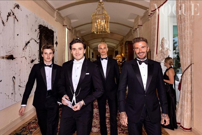 Brooklyn Beckham didampingi ayah, David Beckham, beserta kedua adik lelakinya Romeo dan Cruz. Keempat klan Beckham ini pun terlihat gagah dan tampan dengan setelan jas hitam. Foto: Dok. Vogue British