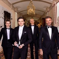 Brooklyn Beckham didampingi ayah, David Beckham, beserta kedua adik lelakinya Romeo dan Cruz. Keempat klan Beckham ini pun terlihat gagah dan tampan dengan setelan jas hitam. Foto: Dok. Vogue British