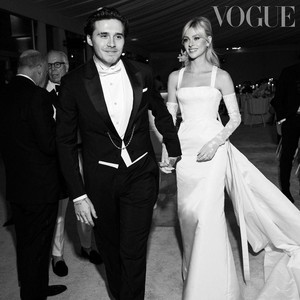 Nikahi Brooklyn Beckham, Cantiknya Nicola Peltz Bergaun Pengantin Valentino