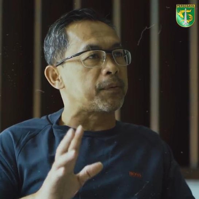 Pelatih Persebaya Aji Santoso menilai hengkangnya Samsul Arif merupakan hal yang biasa. Seperti Lionel Messi dan Neymar yang meninggalkan Barcelona.