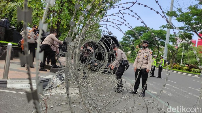 Persiapan pengamanan demo 11 April di kantor Gubernur Jawa Tengah, Semarang, Senin (11/4/2022).