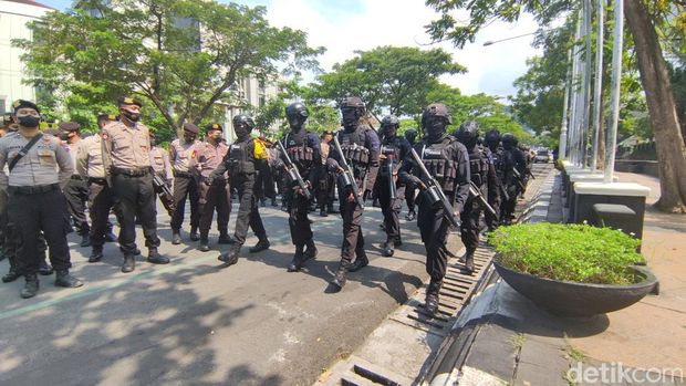 Persiapan pengamanan demo 11 April di kantor Gubernur Jawa Tengah, Semarang, Senin (11/4/2022).