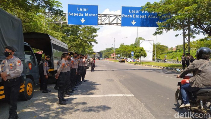 Polisi bersiap mengamankan demonstrasi mahasiswa di Suramadu.