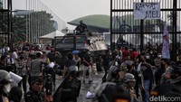Polisi menembakkan gas air mata hingga water cannon untuk memukul mundur massa.