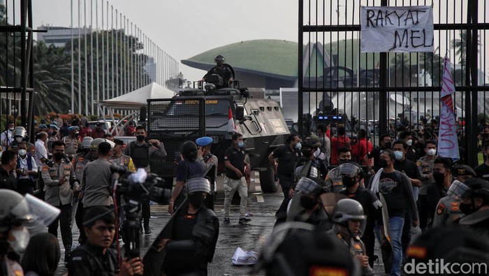 Petang di DPR yang Ricuh hingga Berakhir Bubar