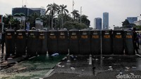 Pantauan detikcom di lokasi, Senin (11/4/2022), pukul 15.34 WIB, massa aksi melempari polisi menggunakan botol air mineral kemasan. Polisi yang dilempari masih berusaha membuat barikade.