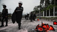 Selain menggunakan botor air mineral, massa demo 11 April melempari polisi menggunakan bambu. Polisi yang membuat barikade lalu bergerak masuk ke area gedung MPR/DPR.