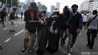 Dari dalam area gedung MPR/DPR, polisi menembakkan gas air mata ke arah massa aksi 11 April. Massa aksi pun lari berhamburan ke arah Jalan Gerbang Pemuda.