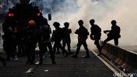 Sementara itu, massa mahasiswa tampak masuk ke Tol Dalam Kota lewat tembok di depan gedung DPR/MPR, sekitar pukul 15.50 WIB, Senin (11/4/2022). Terlihat massa aksi pun memenuhi seluruh ruas Tol Dalam Kota yang mengarah ke Senayan.
