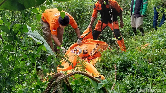 Petugas mengevakusi mayat wanita di Sungai Citarum