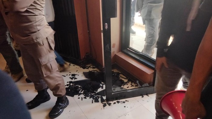 Pintu kaca DPRD Sinjai pecah akibat demo ricuh.