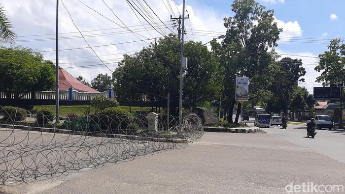 Pintu masuk Rujab Gubernur dan DPRD Sultra ditutup dan dipasangi kawat berduri.
