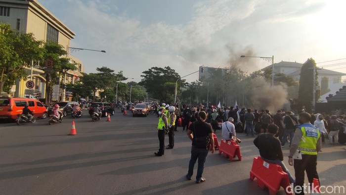 Polisi berlakukan contraflow di Jalan Pahlawan Semarang, Senin (11/4/2022).