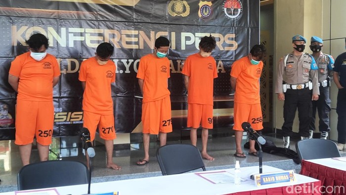 Polisi menangkap lima orang pelaku yang menewaskan anak anggota DPRD Kebumen di Jogja, Senin (11/4/2022).