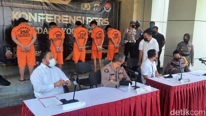 Polisi menangkap lima orang pelaku yang menewaskan anak anggota DPRD Kebumen di Jogja, Senin (11/4/2022).