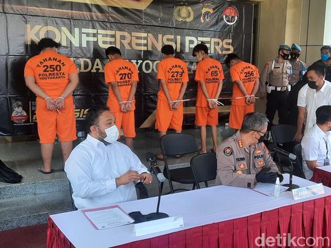Polisi menangkap lima orang pelaku yang menewaskan anak anggota DPRD Kebumen di Jogja, Senin (11/4/2022).