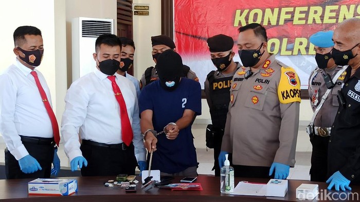 Polres Demak jumpa pers kasus maling spesialis barang di mobil yang parkir di rest area, Senin (11/4/2022).