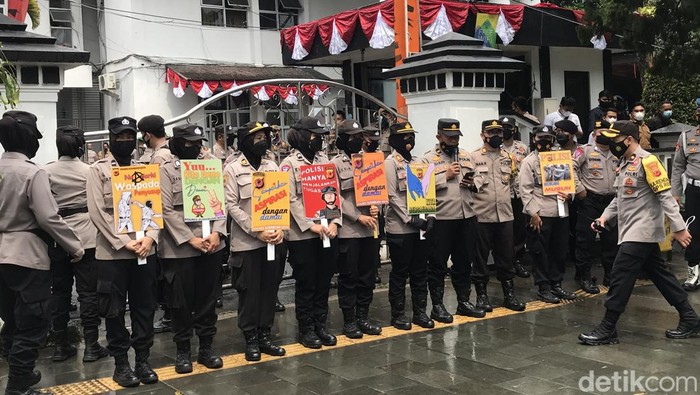 Polwan saat mengawal demonstrasi di Kota Sukabumi.