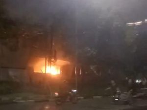 Detik-detik Pos Polisi Pejompongan Dibakar Massa!