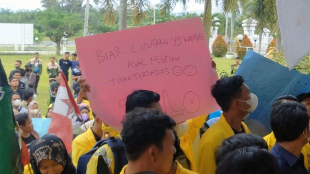 Poster unik saat demo di Asahan, Senin (11/4/2022)
