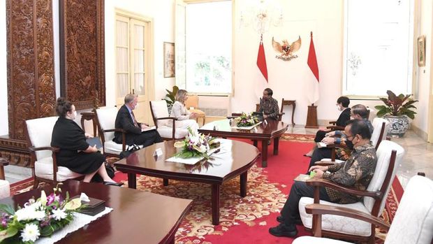 Presiden Joko Widodo menerima kunjungan kehormatan Menteri Luar Negeri (Menlu) Kanada, Melanie Joly, bersama delegasi terbatas di Istana Merdeka, Jakarta, pada Senin, 11 April 2022. (Foto: Lukas - Biro Pers Sekretariat Presiden)