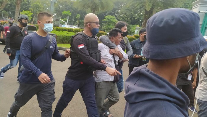 Pria Diduga Copet HP Mahasiswa Saat Demo di Patung Kuda Diamankan