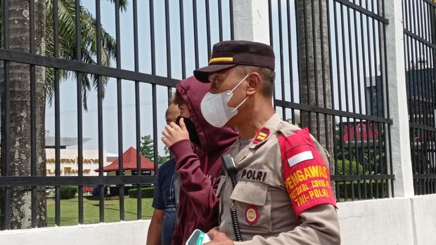 Pria pakai celana mirip seragam SMA diamankan polisi di depan gedung DPR jelang demo BEM SI.