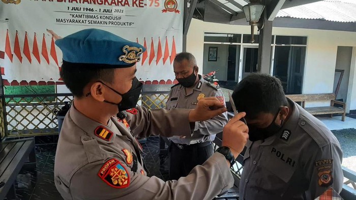 Propam Polres Bogor mencuruk anggota yang berambut gondrong