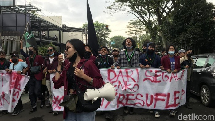 Puluhan mahasiswa yang mengatasnamakan Aliansi Sukabumi Bergerak melakukan aksi unjuk rasa di sekitar Jalan R Syamsudin.