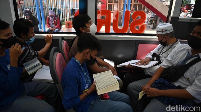 Puluhan penyandang disabilitas melakukan khataman Al-Quran Braille di dalam Suroboyo Bus.