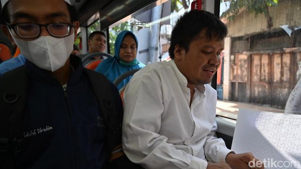 Puluhan penyandang disabilitas melakukan khataman Al-Qur'an Braille di dalam Suroboyo Bus.