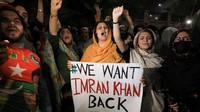 Dalam aksi dukungan itu, para pendukung tampak membawa berbagai poster yang salah satunya berisi aspirasi mereka untuk mengembalikan jabatan PM Pakistan kepada Imran Khan. (Reuters/Fayaz Aziz).