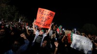 Seperti diketahui, Imran Khan digulingkan dari jabatannya sebagai PM Pakistan lewat mosi tidak percaya lewat dukungan 174 anggota parlemen. Dilansir AFP, Minggu (10/4/2022) mantan bintang kriket berusia 69 tahun itu diberhentikan dari jabatannya beberapa hari setelah dia berusaha menghalangi oposisi dengan membubarkan parlemen dan mengadakan pemilihan lebih awal. (Reuters/Akhtar Soomro).