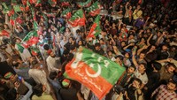 Untuk diketahui, Imran Khan menjanjikan reformasi besar-besaran untuk menghilangkan korupsi dan kronisme setelah dirinya terpilih sebagai Perdana Menteri pada 2018 lalu. Belum selesai masa jabatan Imran Khan pun dilengserkan dari posisinya sebagai PM Pakistan. Dengan keputusan ini, maka tidak ada perdana menteri di Pakistan yang pernah menjalani masa jabatannya secara penuh. Namun, Imran Khan menjadi orang pertama yang kehilangan jabatan lewat mosi tidak percaya. (Reuters/Mohsin Raza).