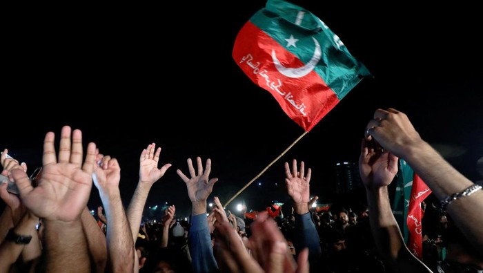 Imran Khan digulingkan dari jabatannya sebagai PM Pakistan. Hal itu memicu ratusan warga tumpah ruah gelar aksi dukungan untuk Imran Khan di jalanan Pakistan.
