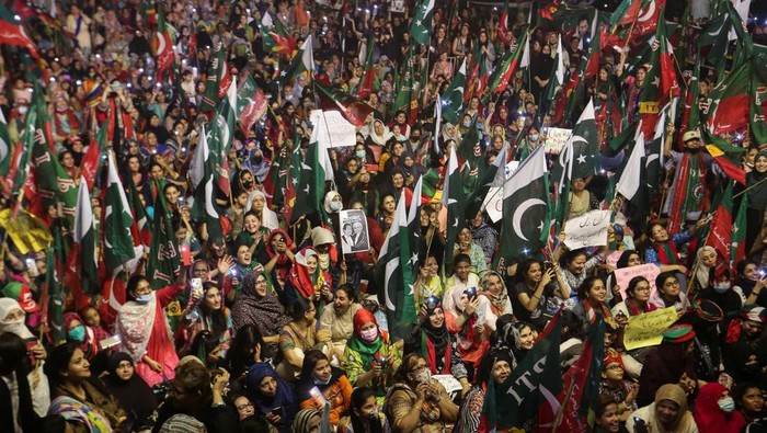 Imran Khan digulingkan dari jabatannya sebagai PM Pakistan. Hal itu memicu ratusan warga tumpah ruah gelar aksi dukungan untuk Imran Khan di jalanan Pakistan.